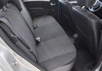 Подержанный автомобиль Renault Sandero 2011 года (11 фото)