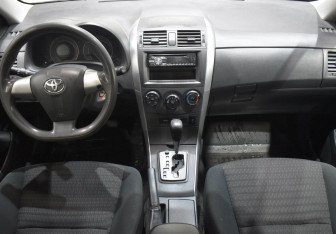 Подержанный автомобиль Toyota Corolla Sedan 2013 года (12 фото)