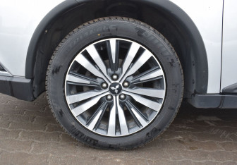 Подержанный автомобиль Mitsubishi Outlander 2021 года (9 фото)