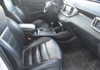 Подержанный автомобиль Kia Sorento 2017 года (10 фото)