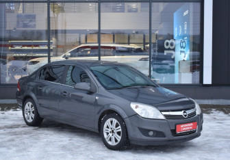 Подержанный автомобиль Opel Astra Sedan 2010 года (3 фото)