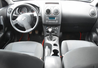 Подержанный автомобиль Nissan Qashqai 2012 года (11 фото)