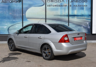 Подержанный автомобиль Ford Focus Sedan 2010 года (7 фото)