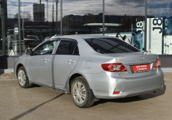 Подержанный автомобиль Toyota Corolla Sedan 2011 года (7 фото)