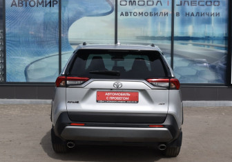 Подержанный автомобиль Toyota RAV4 2021 года (6 фото)