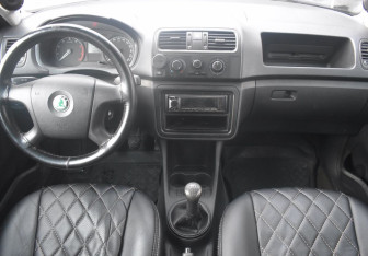 Подержанный автомобиль Skoda Fabia Hatchback 2009 года (12 фото)
