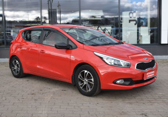 Подержанный автомобиль Kia Ceed Hatchback 2015 года (3 фото)