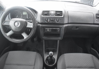Подержанный автомобиль Skoda Fabia Hatchback 2013 года (12 фото)