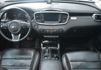 Подержанный автомобиль Kia Sorento 2016 года (12 фото)