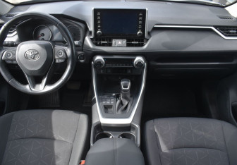 Подержанный автомобиль Toyota RAV4 2021 года (14 фото)