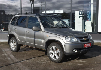 Подержанный автомобиль Chevrolet Niva 2010 года (3 фото)