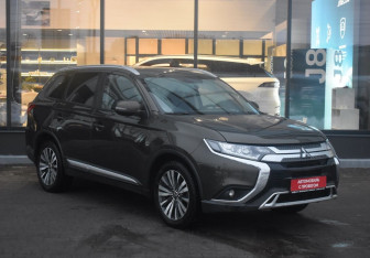 Подержанный автомобиль Mitsubishi Outlander 2019 года (3 фото)