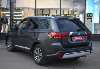 Подержанный автомобиль Mitsubishi Outlander 2019 года (7 фото)