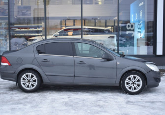 Подержанный автомобиль Opel Astra Sedan 2010 года (4 фото)
