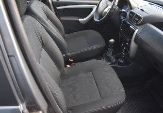 Подержанный автомобиль Nissan Terrano 2015 года (10 фото)