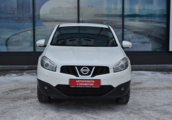 Подержанный автомобиль Nissan Qashqai 2013 года (2 фото)