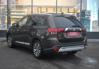 Подержанный автомобиль Mitsubishi Outlander 2019 года (7 фото)